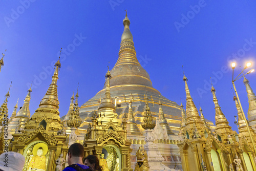 Abendstimmung  beleuchtete Shwedagon Pagode  Rangun  Myanmar  Asien