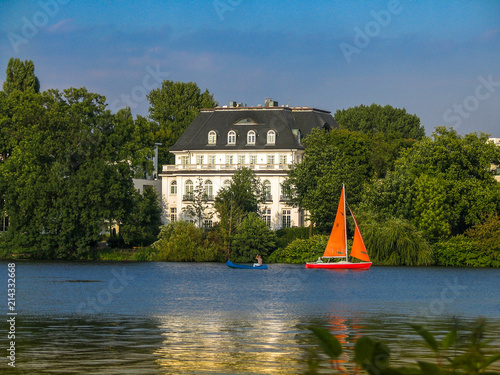 Segelboot vor Bellevue Villa, Außenalster, Hamburg photo