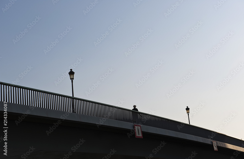 Mensch überquert den Pont Saint Louis zwischen Ile de Saint Louis und Ile de la Cité, Paris, Ile de France, Frankreich Mensch überquert den Pont Saint Louis zwischen Ile de Saint Louis und Ile de la Cité, Paris, Ile de France, Frankreich