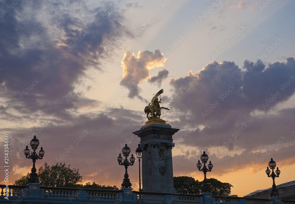 Pont Alexandre III in Paris, Ile de France, Frankreich Pont Alexandre III in Paris, Ile de France, Frankreich