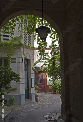 Idyllischer Innenhof im Stadtviertel Marais, Paris, Ile de France, Frankreich