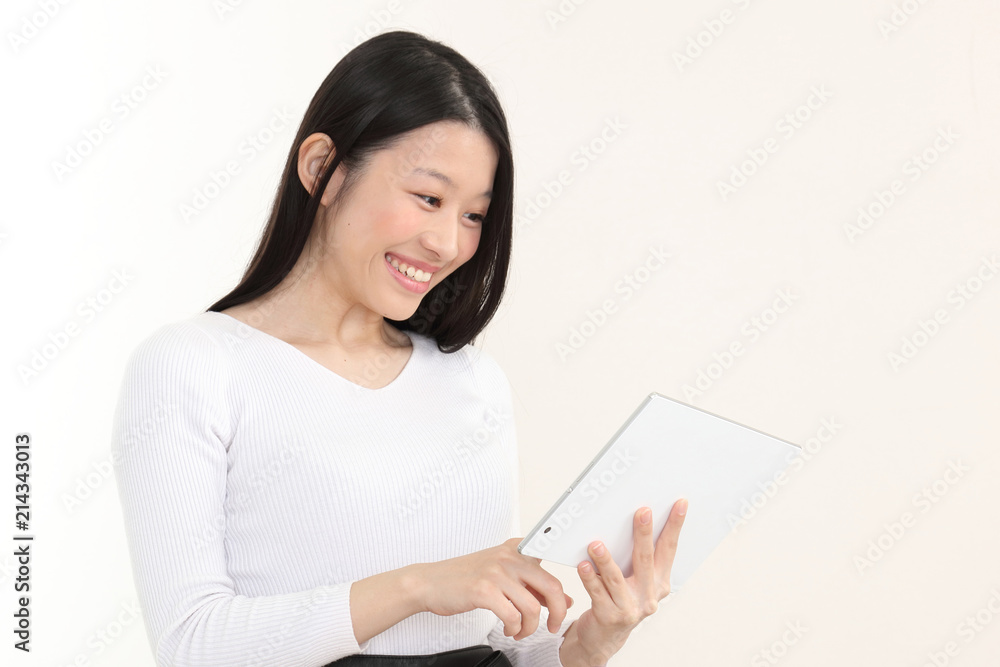 タブレットを持つ女性 タブレットを持つ女性
