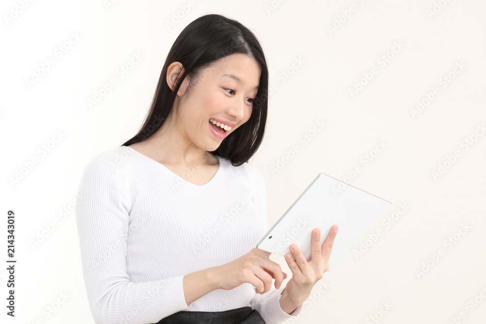 タブレットを持つ女性 タブレットを持つ女性