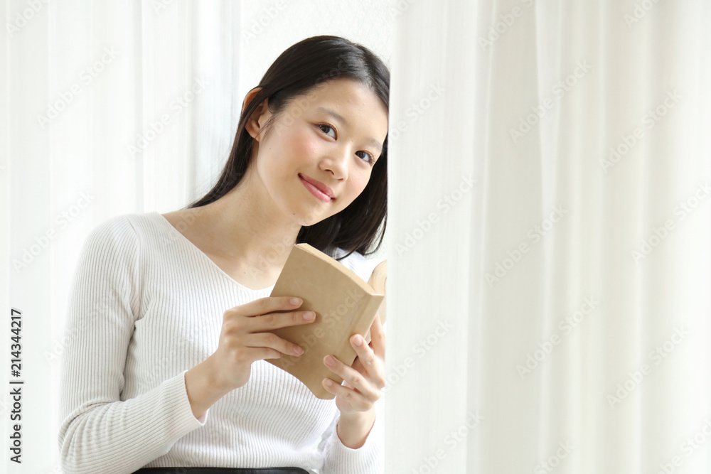 読書する女性 読書する女性