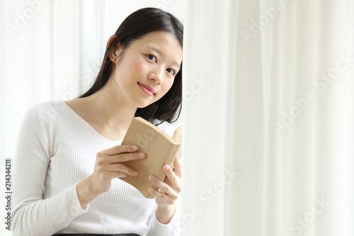 Free Download 読書する女性 - GFXLoad