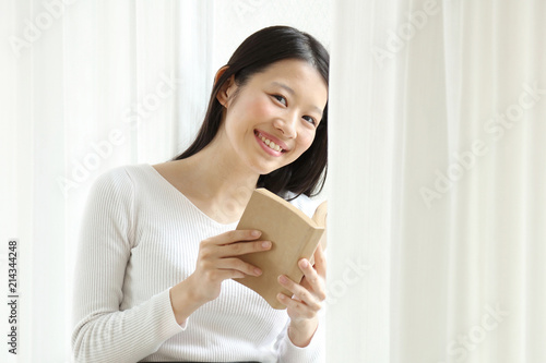 Free Download 読書する女性 - GFXLoad