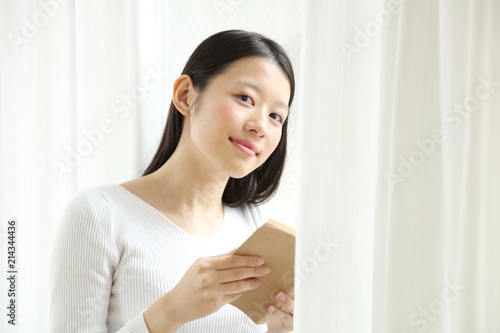 Free Download 読書する女性 - GFXLoad