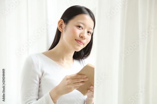 Free Download 読書する女性 - GFXLoad
