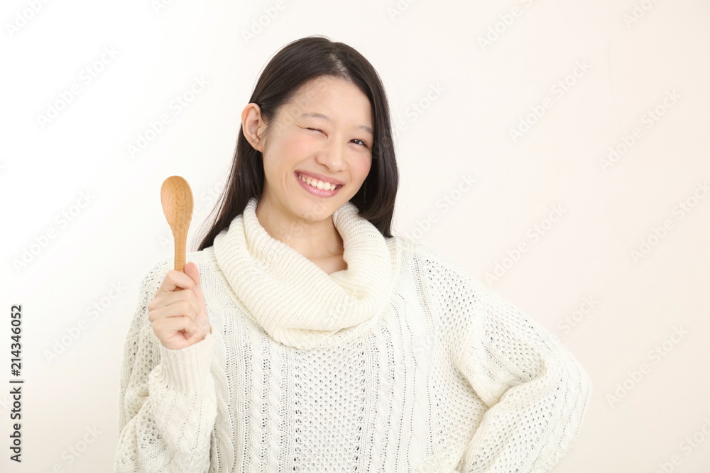 スプーンを持つ女性 スプーンを持つ女性