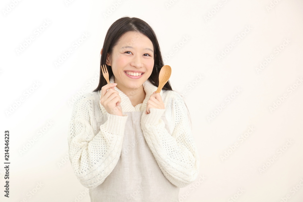 スプーンを持つ女性