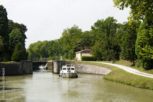 Hausboot auf dem Canal du Midi, Südfrankreich nach der Durchfahrt durch eine Schleuse