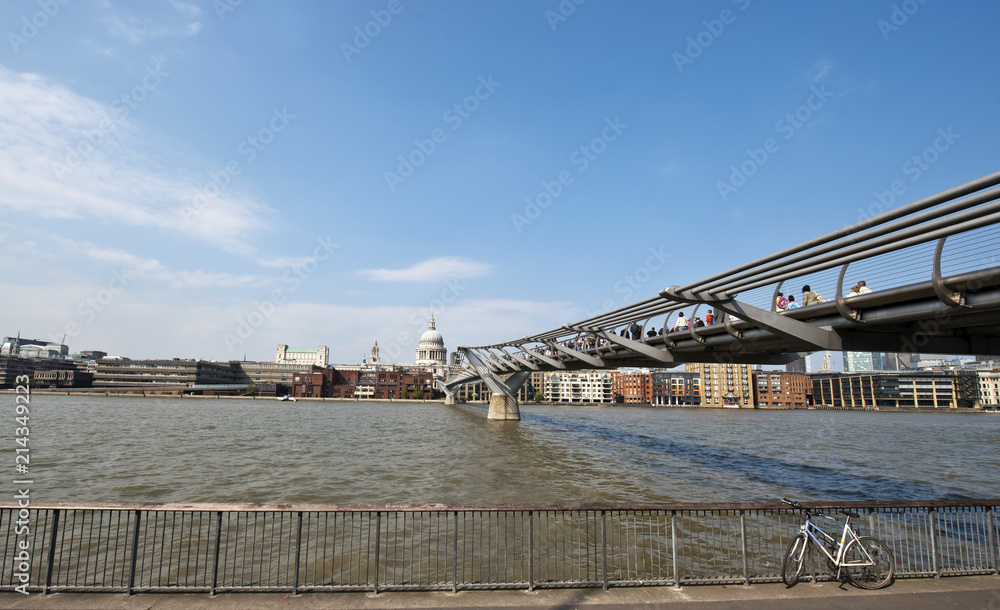 Millenium Bridge, hinten St. Paul's Cathedral, Themse, London, England, Grossbritannien, United Kingdom, Vereinigtes Königreich, UK, GB