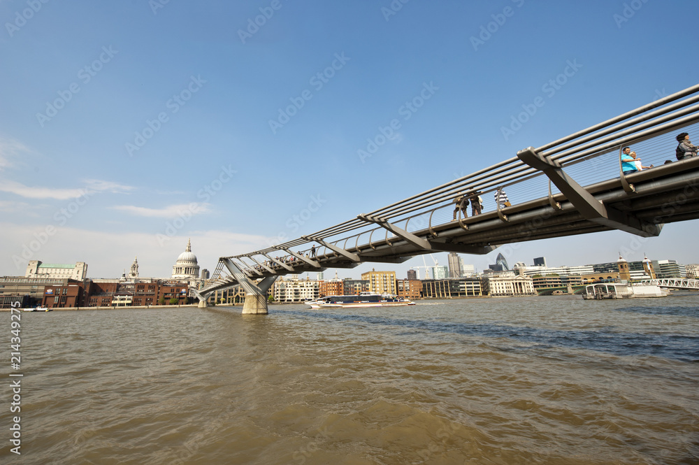 Millenium Bridge, hinten St. Paul's Cathedral, Themse, London, England, Grossbritannien, United Kingdom, Vereinigtes Königreich, UK, GB Millenium Bridge, hinten St. Paul's Cathedral, Themse, London, England, Grossbritannien, United Kingdom, Vereinigtes Königreich, UK, GB