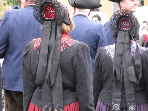 Frauen in fränkischer Tracht mit typischen Hauben beim traditionellen Fürther Erntedankfestzug. photo