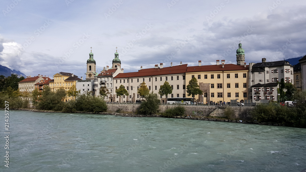 Obraz premium Innsbruck, Tirol/Austria - September 18 2017: View on the river Inn and the first building of the inner city of Innsbruck