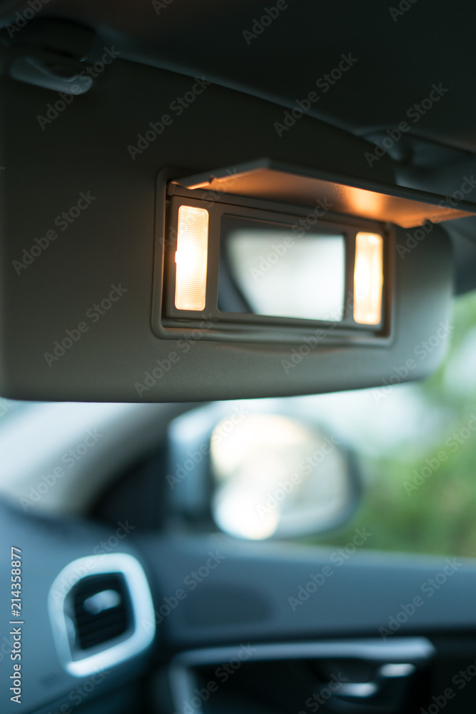 Beleuchteter Innenspiegel in Auto mit Premiumausstattung Stock-Foto