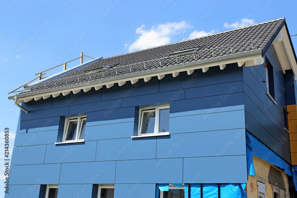 Fassadenverkleidung an einem Wohnhaus Fassadenverkleidung an einem Wohnhaus