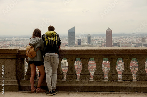 Un couple profitant de la vue de Lyon 
