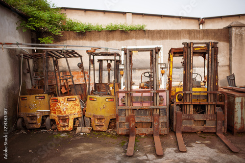 Many old electric forklift stackers