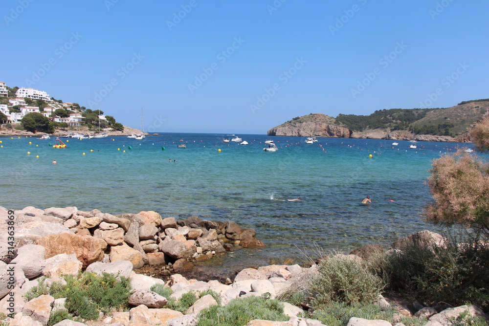 Rivage mer méditerranée avec plage et bateaux de plaisance Espagne Costa brava ville de l'Escala