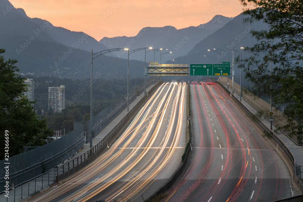 Fototapeta premium Most autostradowy z lekkimi szlakami o zmierzchu. Vancouver, BC, Kanada.