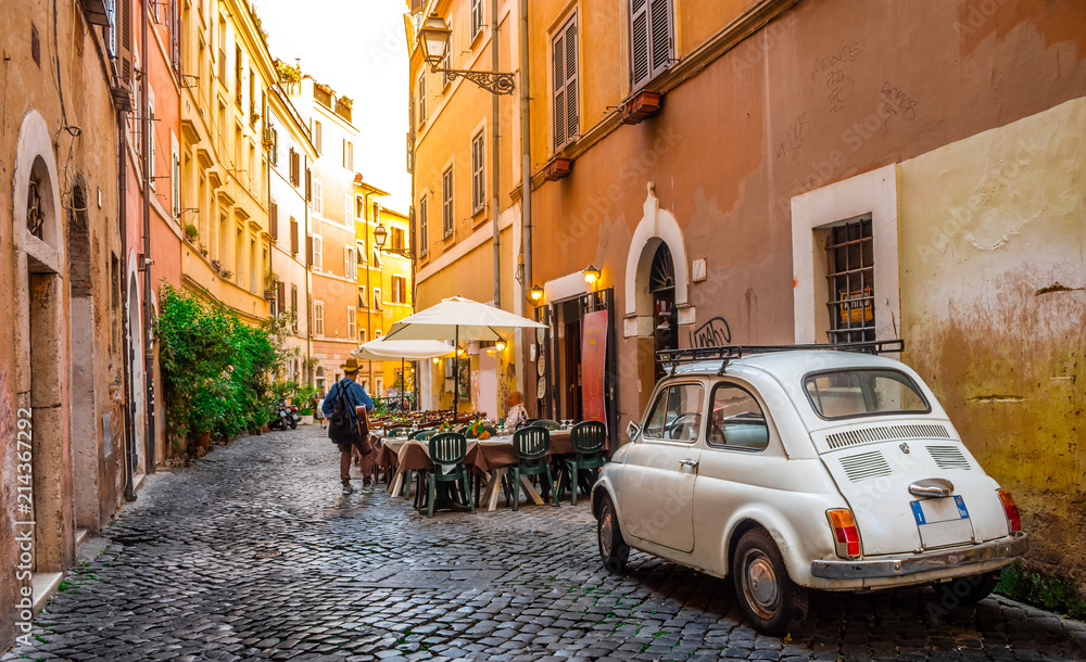 Fototapeta premium Przytulna ulica w Trastevere, Rzym, Europa. Trastevere to romantyczna dzielnica Rzymu, wzdłuż Tybru w Rzymie. Turystyczna atrakcja Rzymu.