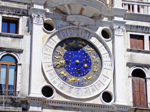 Зодиакальные часы/ Часы с символами зодиакальных знаков на циферблате на фасаде одного из зданий в Венеции