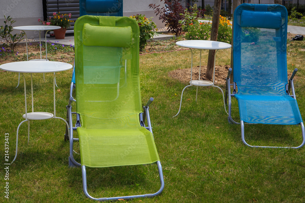 Liegestühle im Garten rot und Blau Stock Photo Adobe Stock