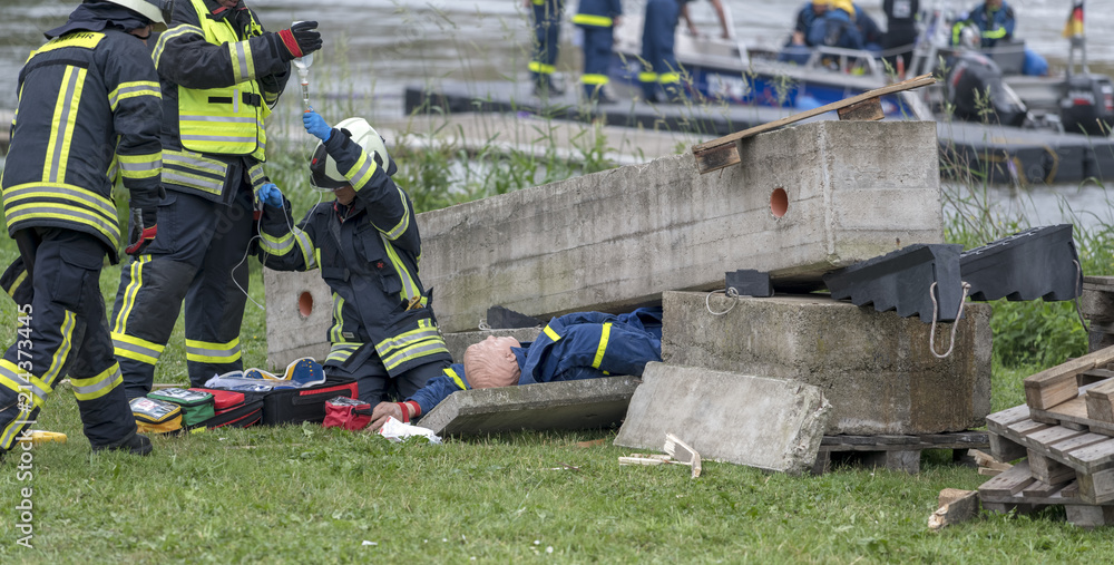 Fototapeta premium Feuerwehr Bergung Rettung Versorgung nach Explosion