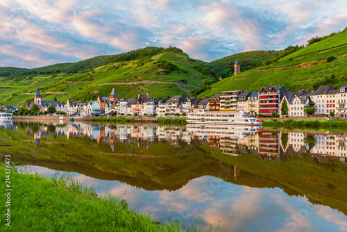 Obraz na płótnie Village of Zell along the Mosel River in Germany at sunset w salonie