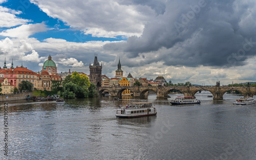 Prag – Gewitterwolken über der Karlsbrücke