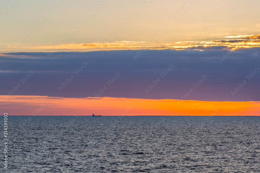 Obraz premium Sunset over the sea and the ship