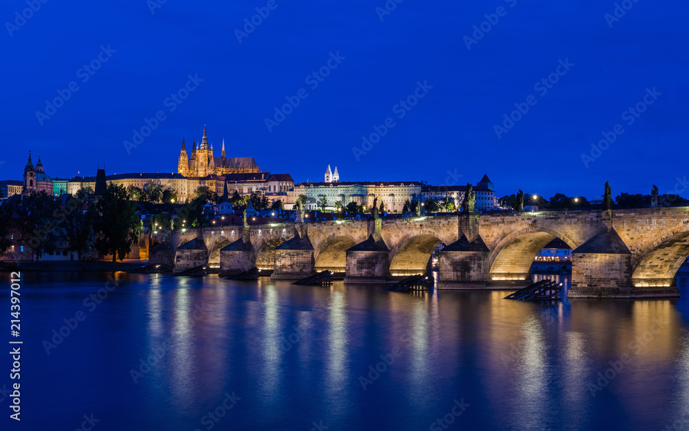 Prag – Karlsbrücke  und Veitsdom zur Blauen Stunde