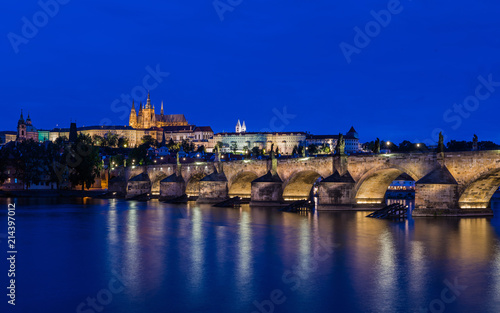 Prag – Karlsbrücke und Veitsdom zur Blauen Stunde