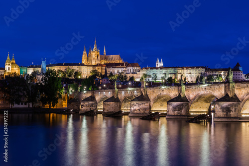Prag – Karlsbrücke und Veitsdom zur Blauen Stunde