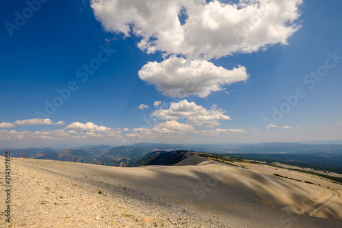 Le sommet du Mont Ventoux, Provence, France. Vue panoramique sur le Provence, ciel bleu evec de beaux nuages. France. 