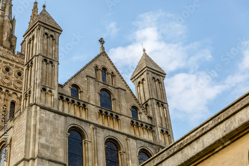 View of one of the facades of a cathedral in the city of Norwich, in Norfolk, on a beautiful sunny day © Óscar