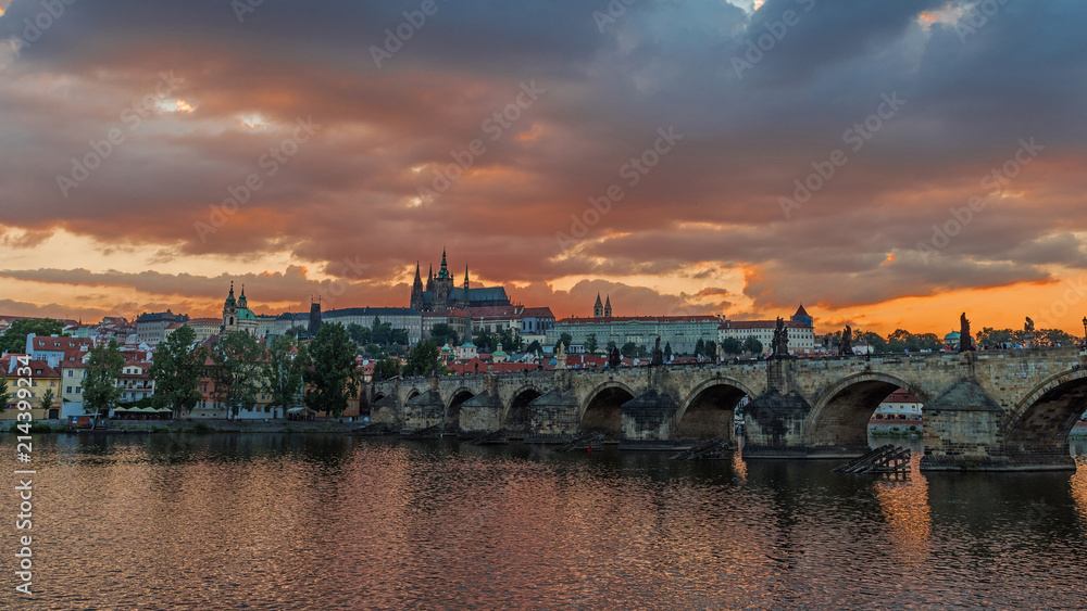 Prag – Karlsbrücke  und Veitsdom bei Sonnenuntergang