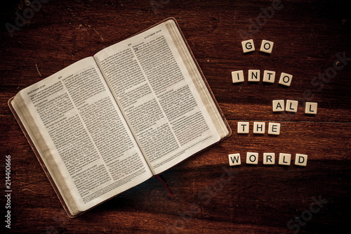 Fotomural Flat lay of an open Bible and text