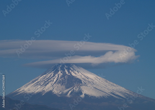 二重笠雲を纏った富士の山 © ZuZu
