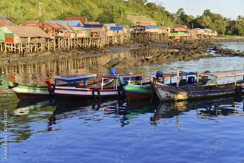 Bunte Fischerboote im Meer vor dem Strand des Fischerdorfes Ngapali, Thandwe, Rakhine-Staat, Myanmar, Asien