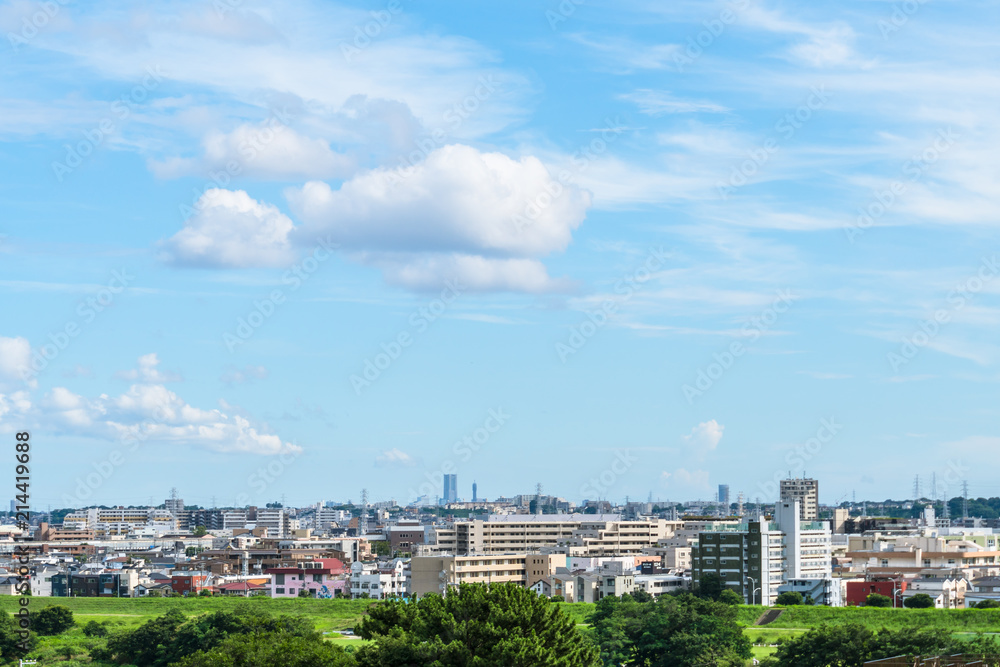 東京郊外の風景　青空と雲と住宅地５
