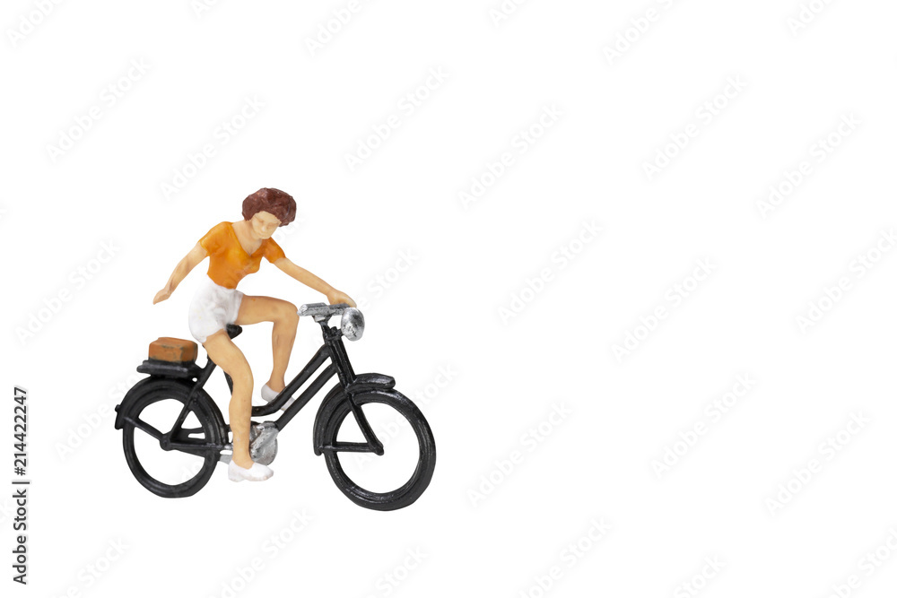 Naklejka premium Miniature people travellers with bicycle isolate on white background