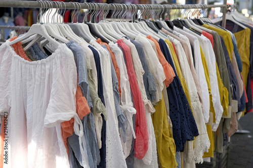 Fotografie étal de robes d'été