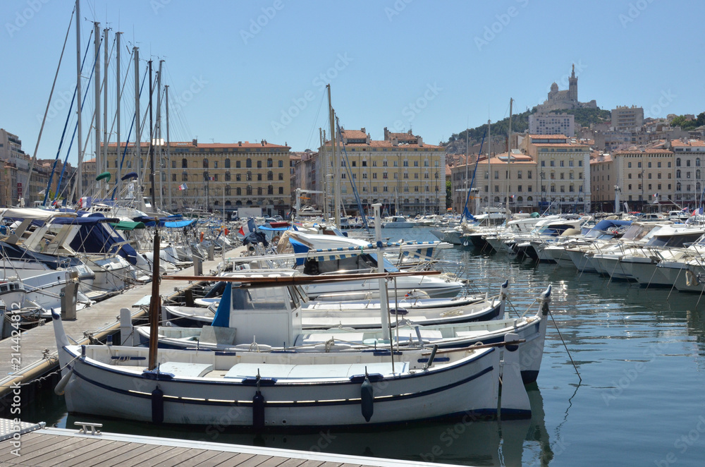 Bateaux de pêche et notre Dame de la Garde, Marseille, France