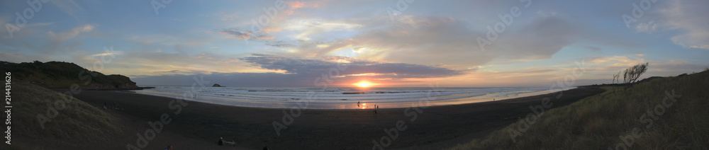 Abendrot mit Sonnenuntergang am Muriwai Beach in Neuseeland Abendrot mit Sonnenuntergang am Muriwai Beach in Neuseeland