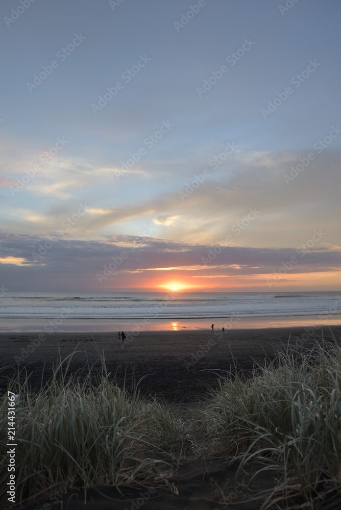 Abendrot mit Sonnenuntergang am Muriwai Beach in Neuseeland Abendrot mit Sonnenuntergang am Muriwai Beach in Neuseeland