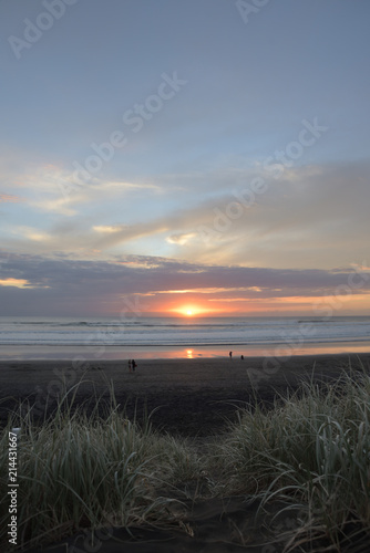 Abendrot mit Sonnenuntergang am Muriwai Beach in Neuseeland © Matthias Rickli