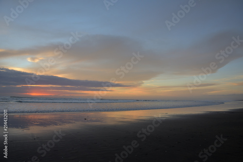 Spiegelung im Wasser am Sandstrand in Muriwai Beach © Matthias Rickli