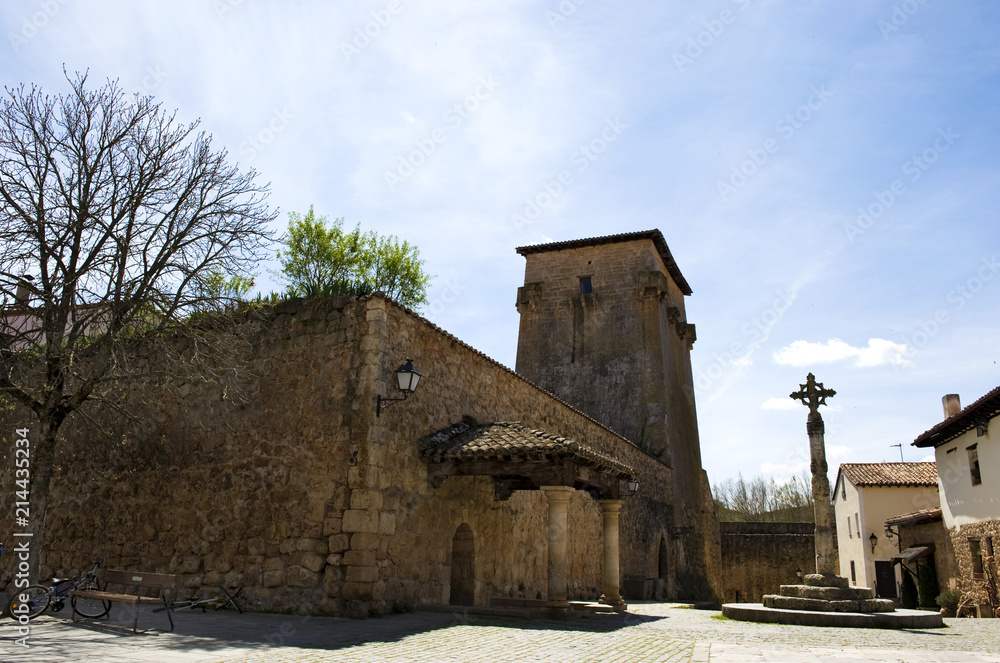 Covarrubias. Platz beim Torrejón der Fernán González im mittelalterlichen Fachwerkort Covarrubias, Provinz Burgos, Kastilien, Spanien